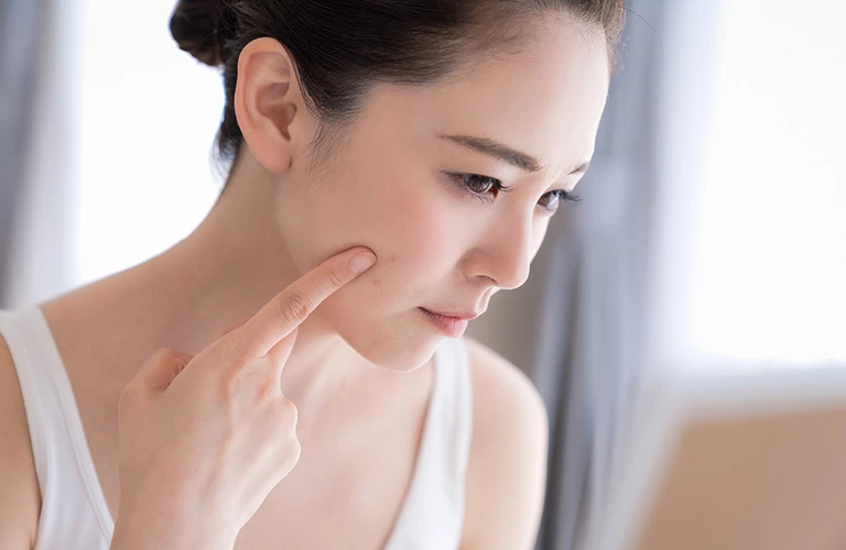 シミ撃退の秘密がここに！輝く肌への近道。40代の美しさを再発見、今すぐCREVIO.で体験してみてください！
